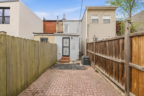 $2,500 | 925 8th Street Northeast, Washington, DC 20002