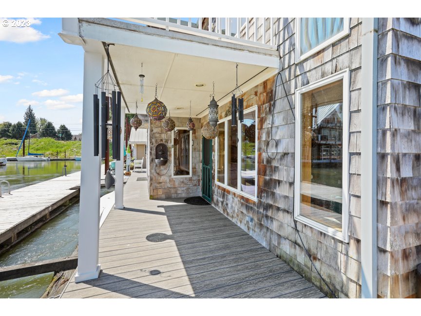 111 North Bridgeton Road, Unit E05 Portland, OR 97217 - Photo 13 of 42 a view of a building from a balcony