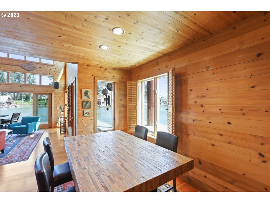 111 North Bridgeton Road, Unit E05 Portland, OR 97217 - Photo 26 of 42 a view of a livingroom with furniture and window