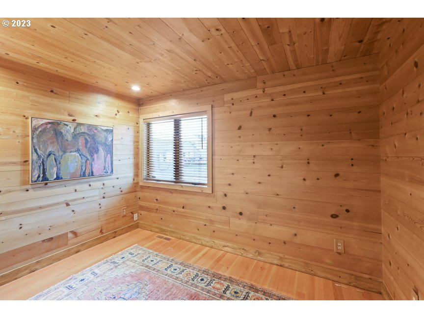 111 North Bridgeton Road, Unit E05 Portland, OR 97217 - Photo 28 of 42 a view of a livingroom with wooden floor
