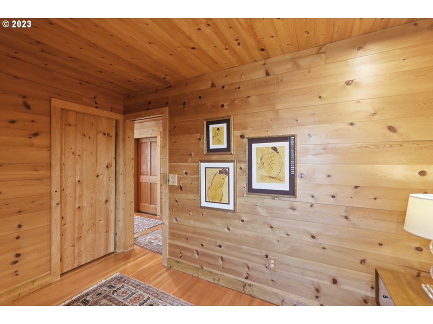 111 North Bridgeton Road, Unit E05 Portland, OR 97217 - Photo 29 of 42 a view of a livingroom with wooden floor