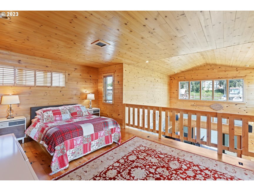 111 North Bridgeton Road, Unit E05 Portland, OR 97217 - Photo 30 of 42 a bedroom with a bed and a window