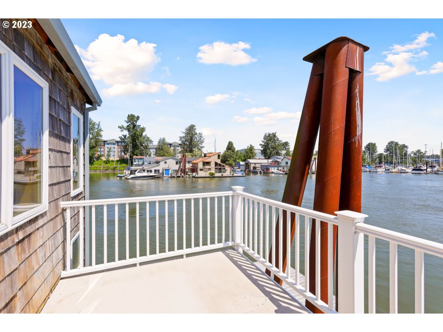 111 North Bridgeton Road, Unit E05 Portland, OR 97217 - Photo 36 of 42 a view of balcony with furniture
