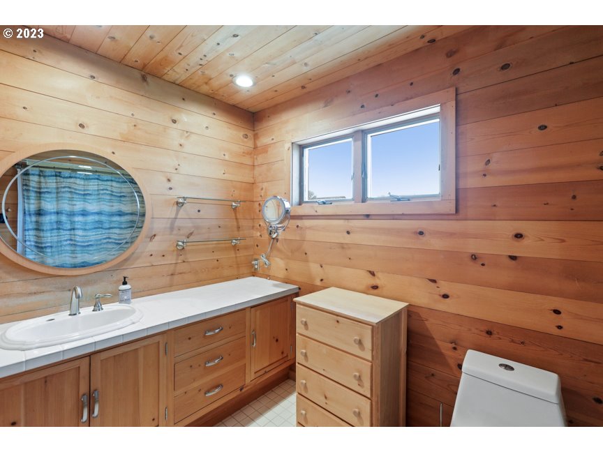 111 North Bridgeton Road, Unit E05 Portland, OR 97217 - Photo 41 of 42 a bathroom with a sink and a mirror