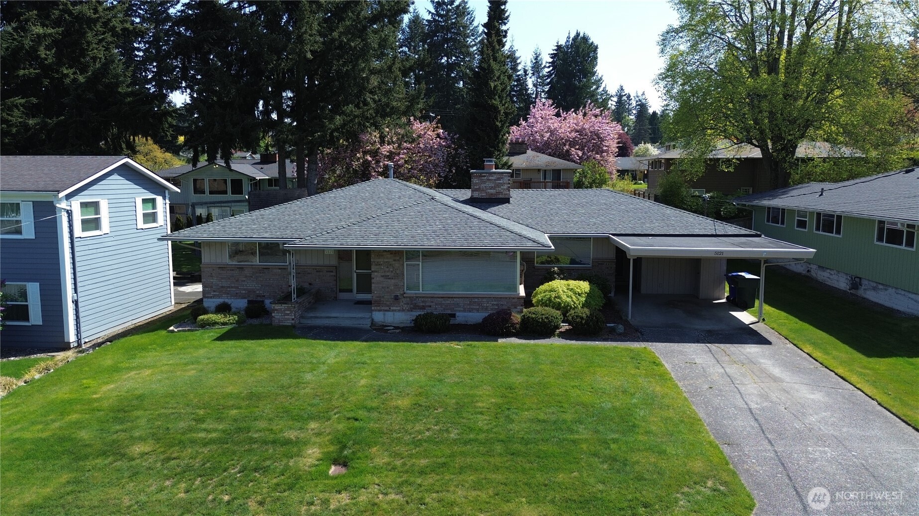 5121 West Highland Road Everett, WA 98203 - Photo 1 of 36 a front view of a house with garden