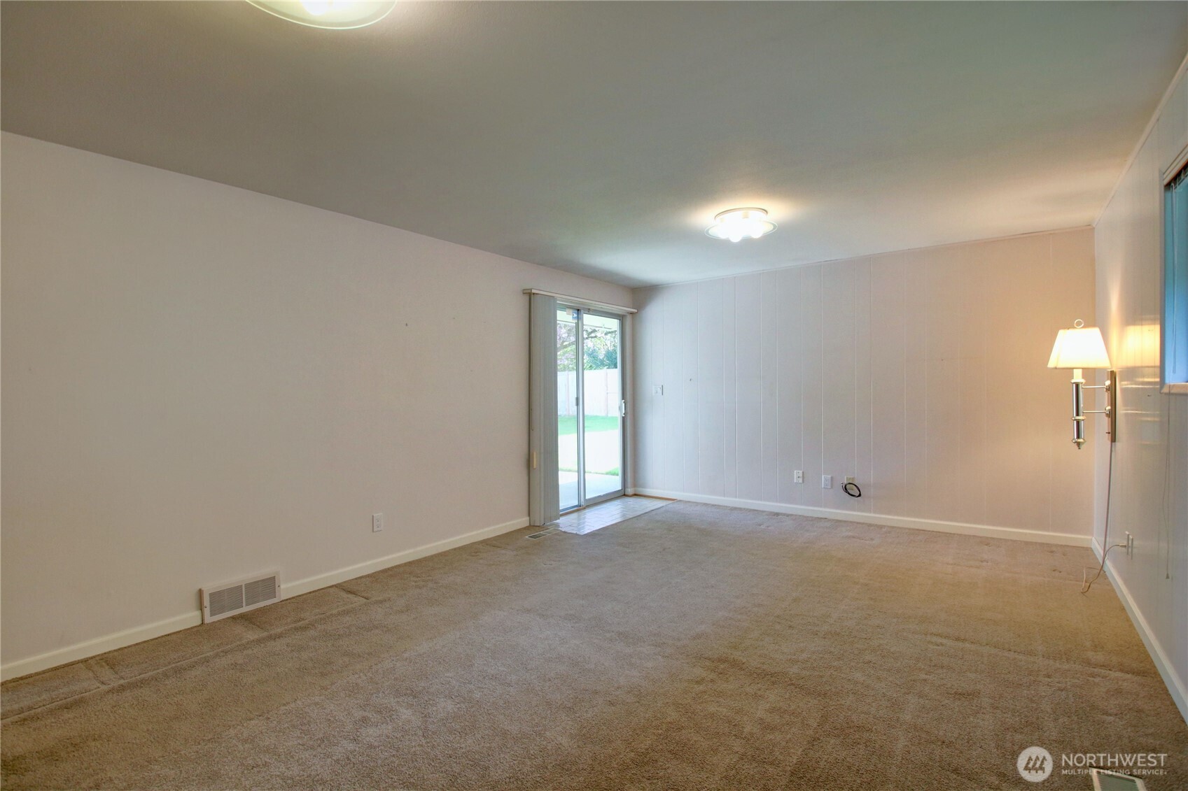 5121 West Highland Road Everett, WA 98203 - Photo 11 of 36 a view of an empty room and window