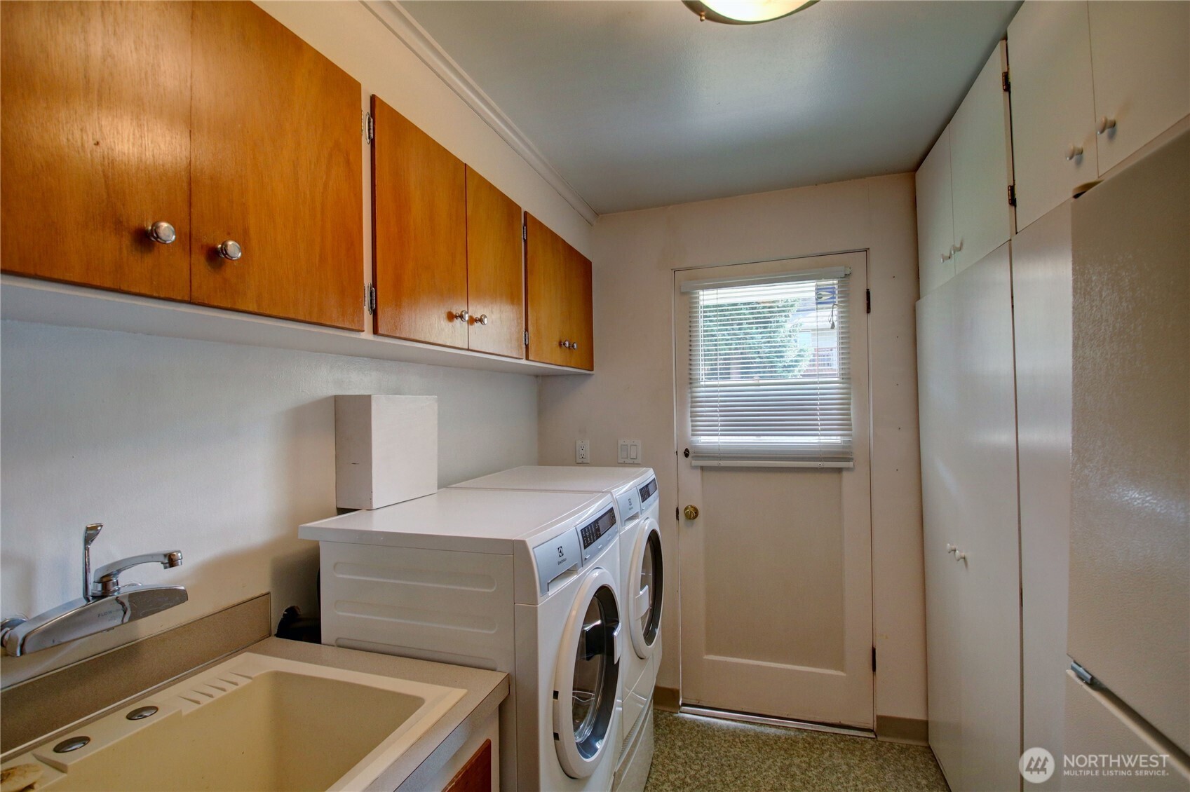 5121 West Highland Road Everett, WA 98203 - Photo 18 of 36 a utility room with dryer and washer