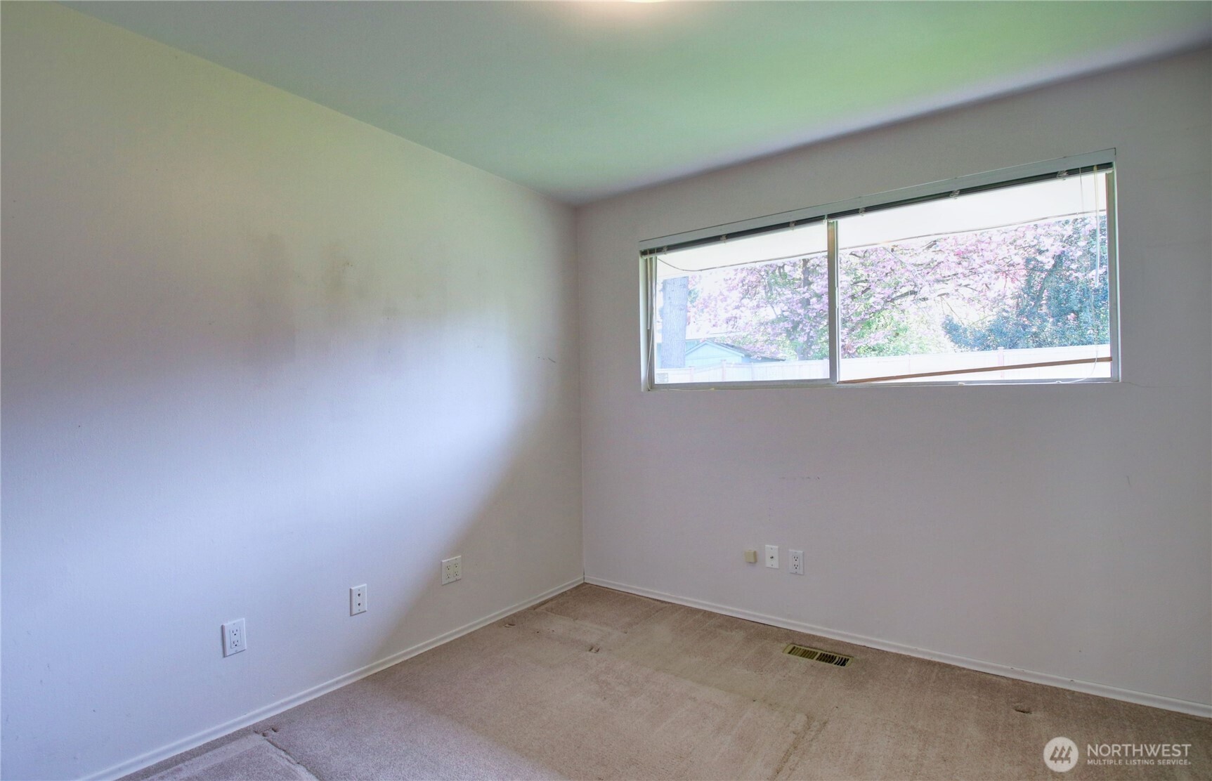 5121 West Highland Road Everett, WA 98203 - Photo 20 of 36 an empty room with a window