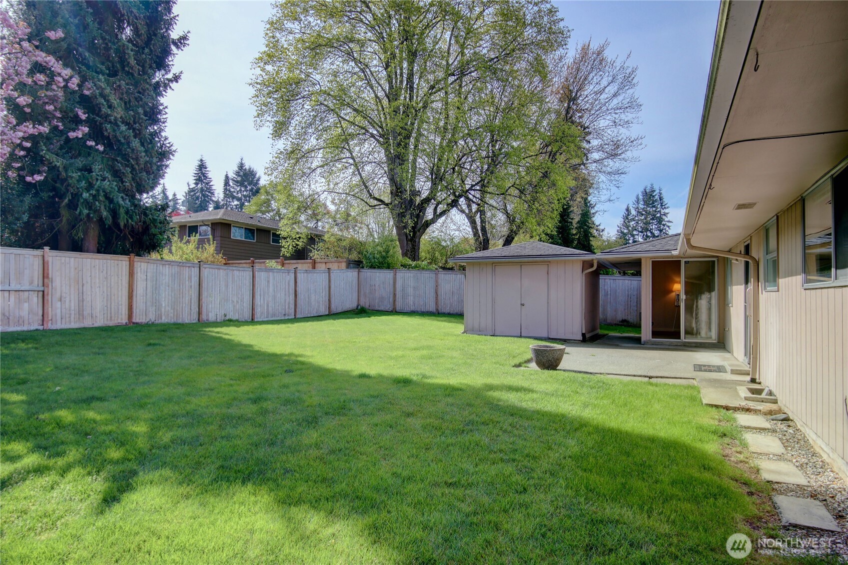 5121 West Highland Road Everett, WA 98203 - Photo 29 of 36 a yard with wooden fence