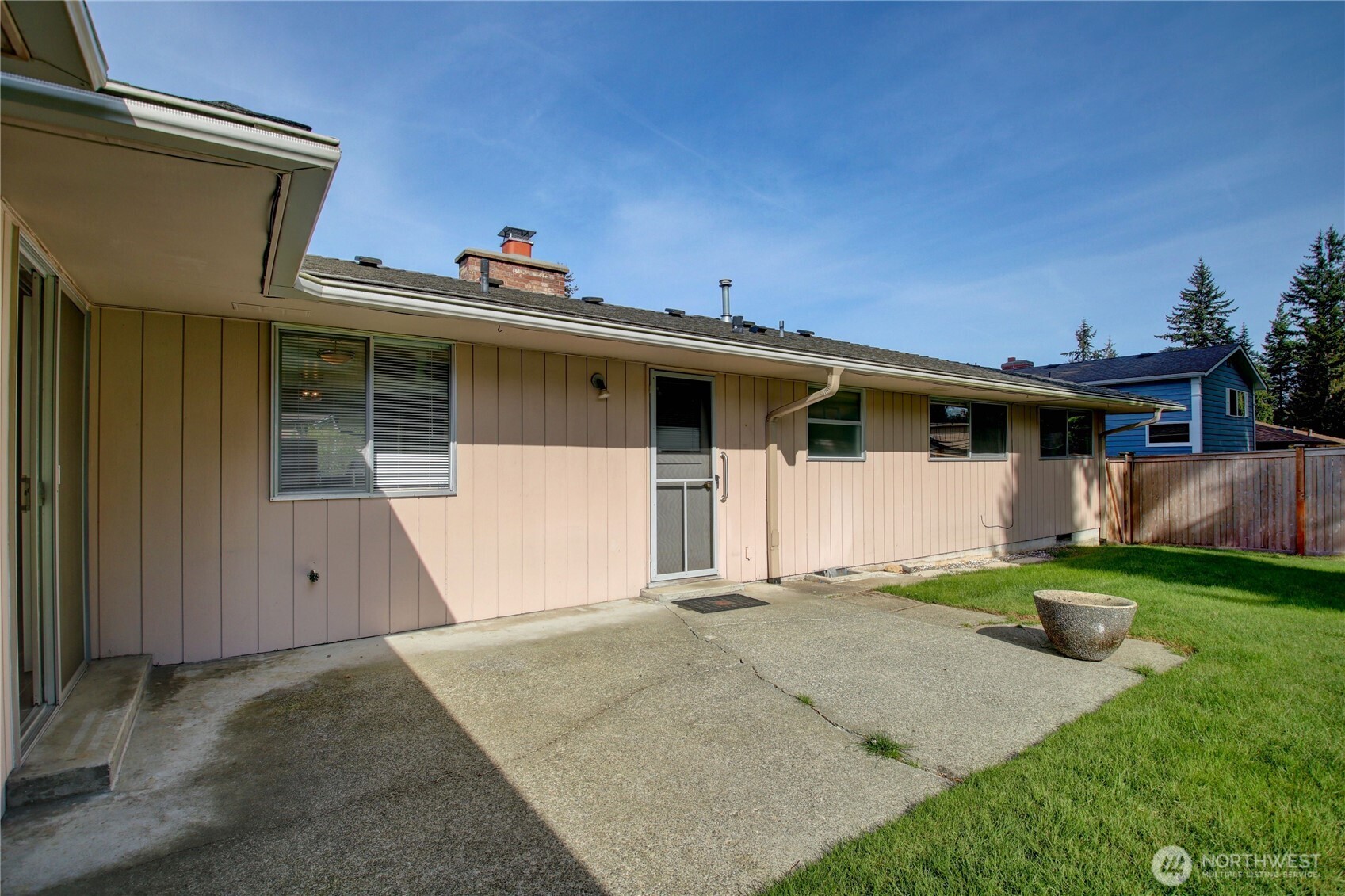 5121 West Highland Road Everett, WA 98203 - Photo 35 of 36 a front view of a house with garden