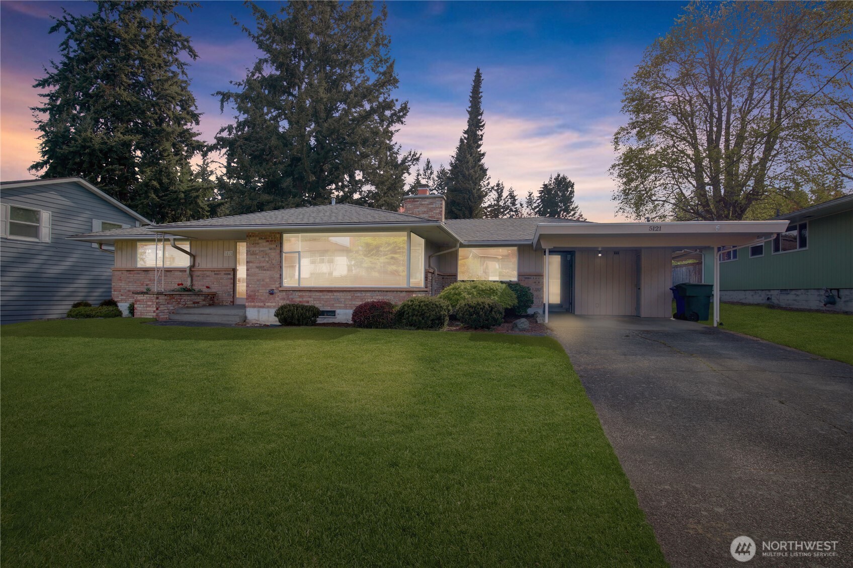 5121 West Highland Road Everett, WA 98203 - Photo 36 of 36 a front view of a house with a garden