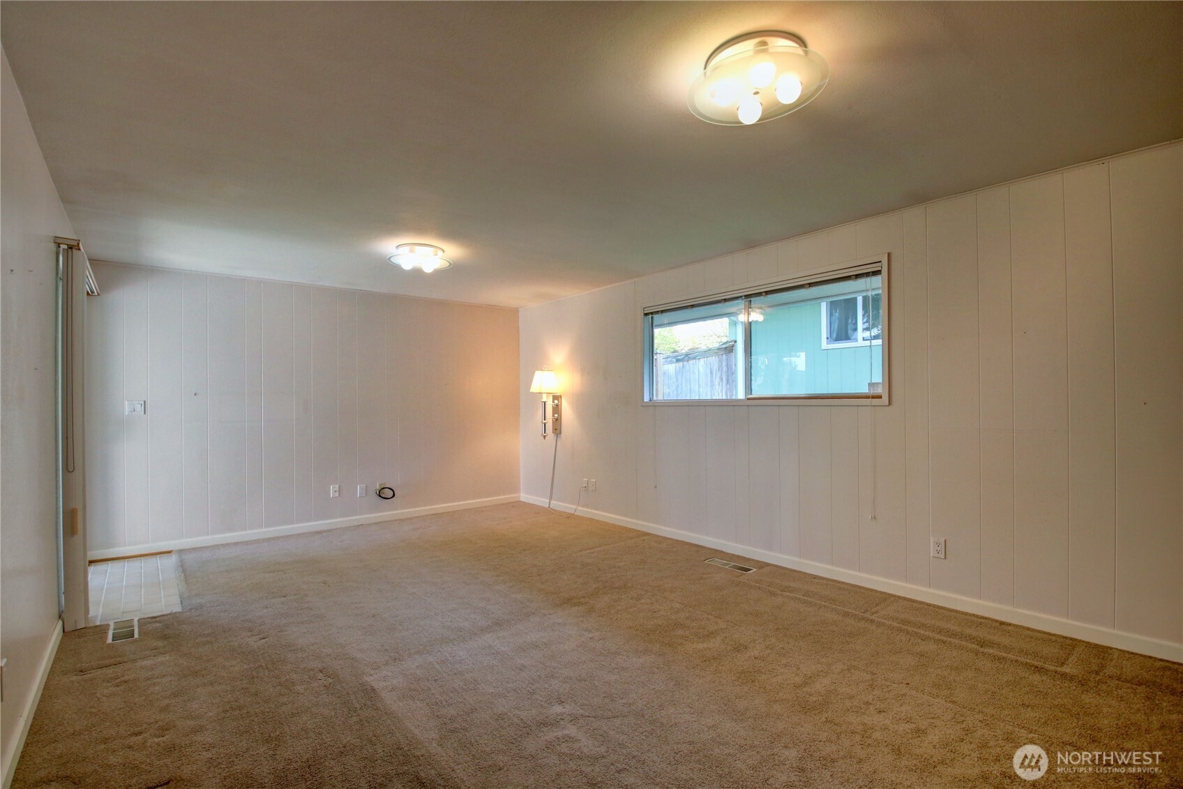 5121 West Highland Road Everett, WA 98203 - Photo 10 of 36 an empty room with a window