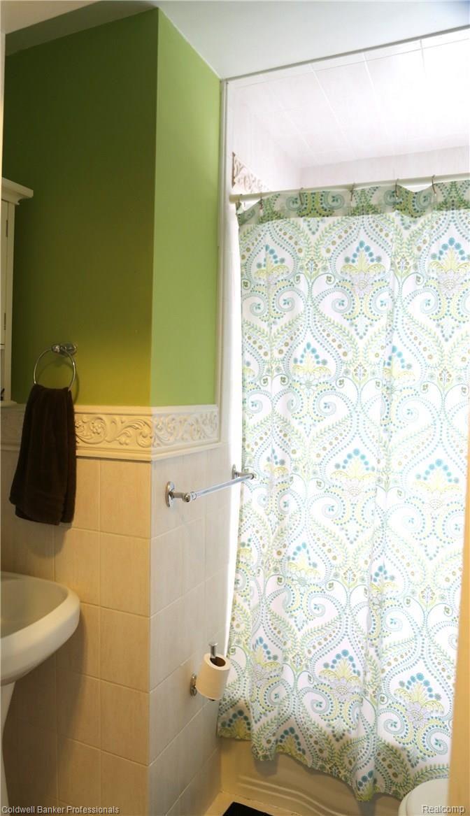 21654 Middlebelt Road Farmington, MI 48336 - Photo 14 of 23 BATH2.jpg
