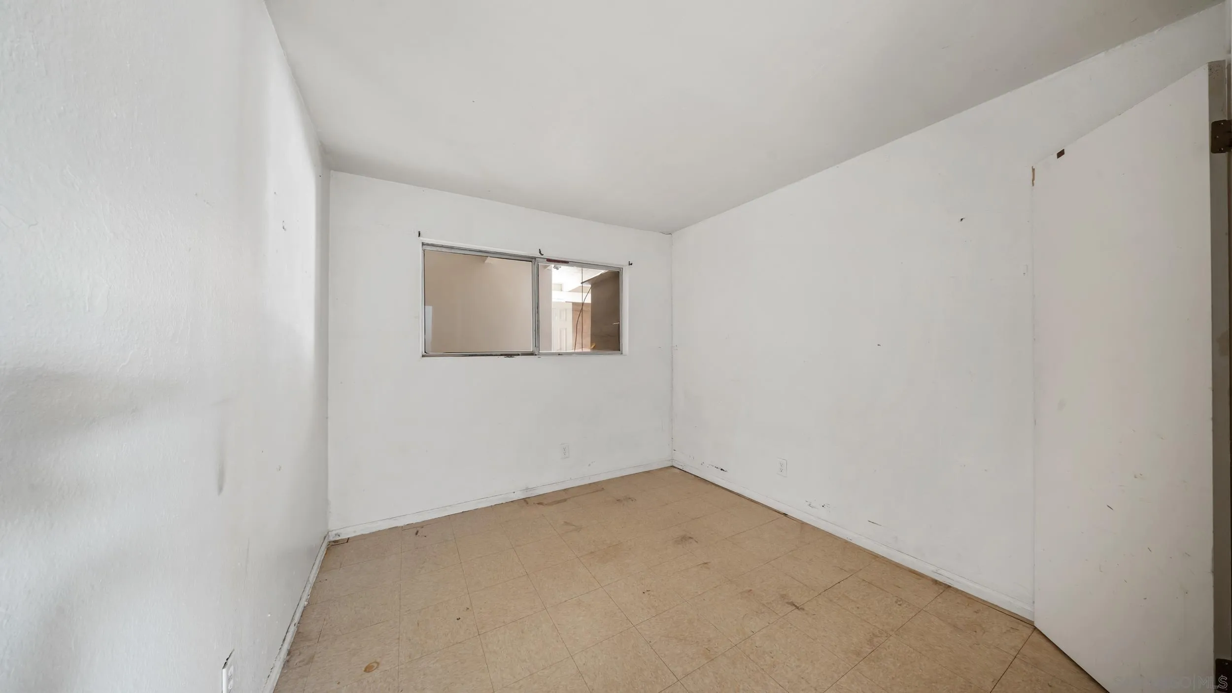 2839 Emerald Drive Oceanside, CA 92056 - Photo 19 of 32 an empty room with a window