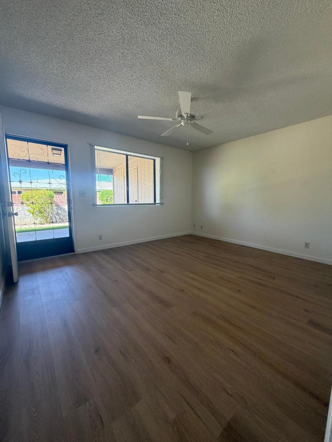 520 South Greenfield Road, Unit 41 Mesa, AZ 85206 - Photo 15 of 24 an empty room with windows & cabinet view