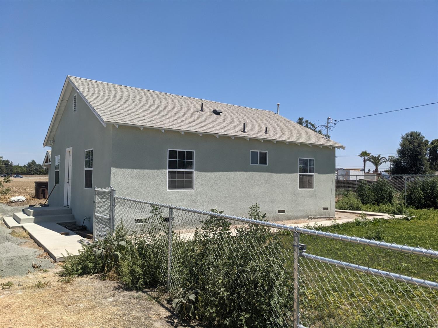 26492 Harrison Road Visalia, CA 93277 - Photo 2 of 29 a front view of a house with garden