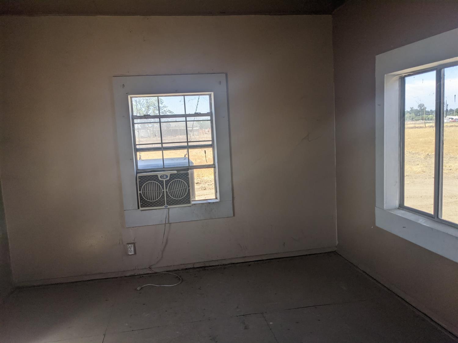 26492 Harrison Road Visalia, CA 93277 - Photo 17 of 29 an empty room with a window