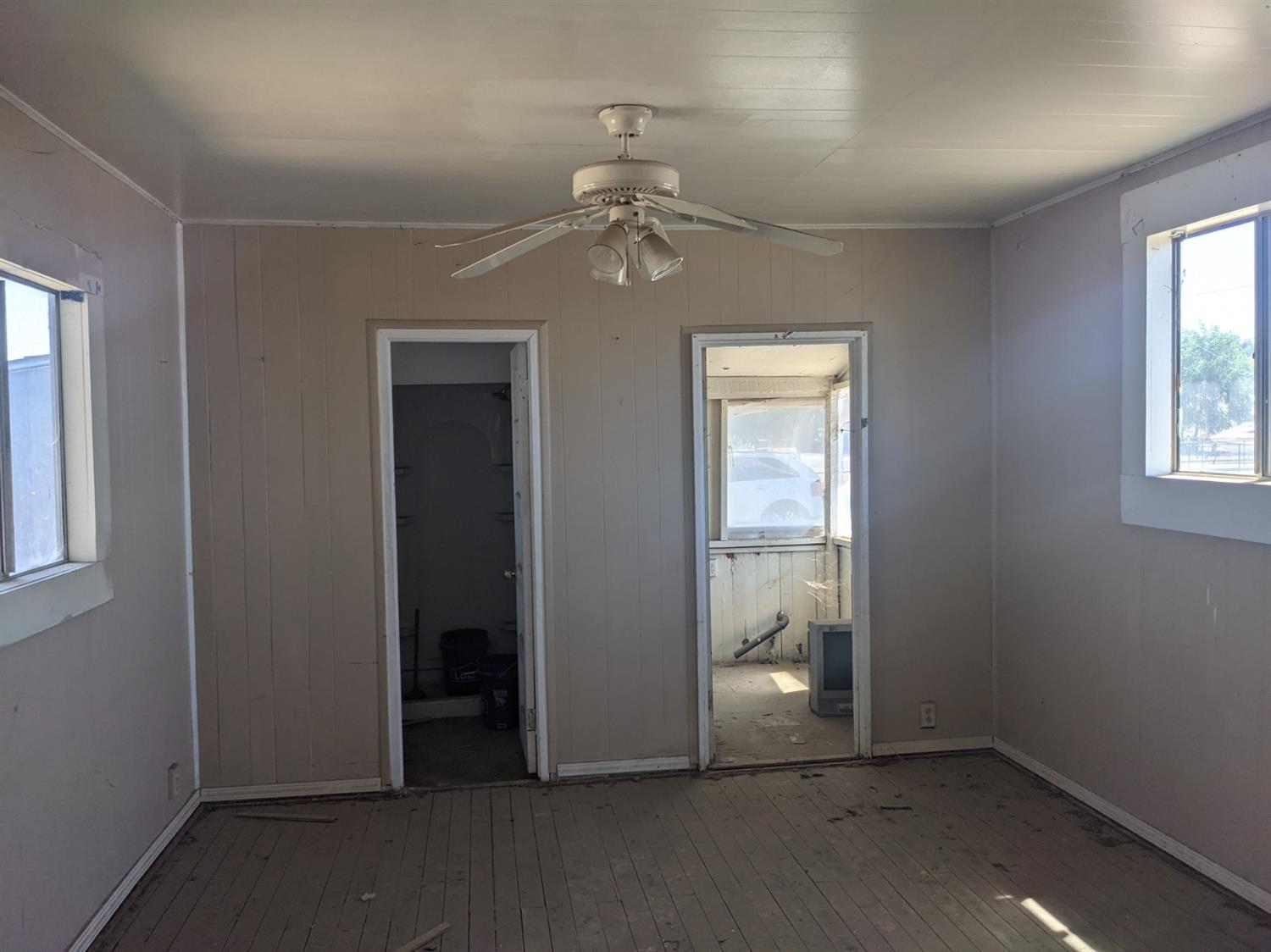 26492 Harrison Road Visalia, CA 93277 - Photo 19 of 29 an empty room that has a window