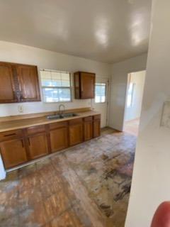 26492 Harrison Road Visalia, CA 93277 - Photo 27 of 29 a large bathroom with a sink and a bathtub