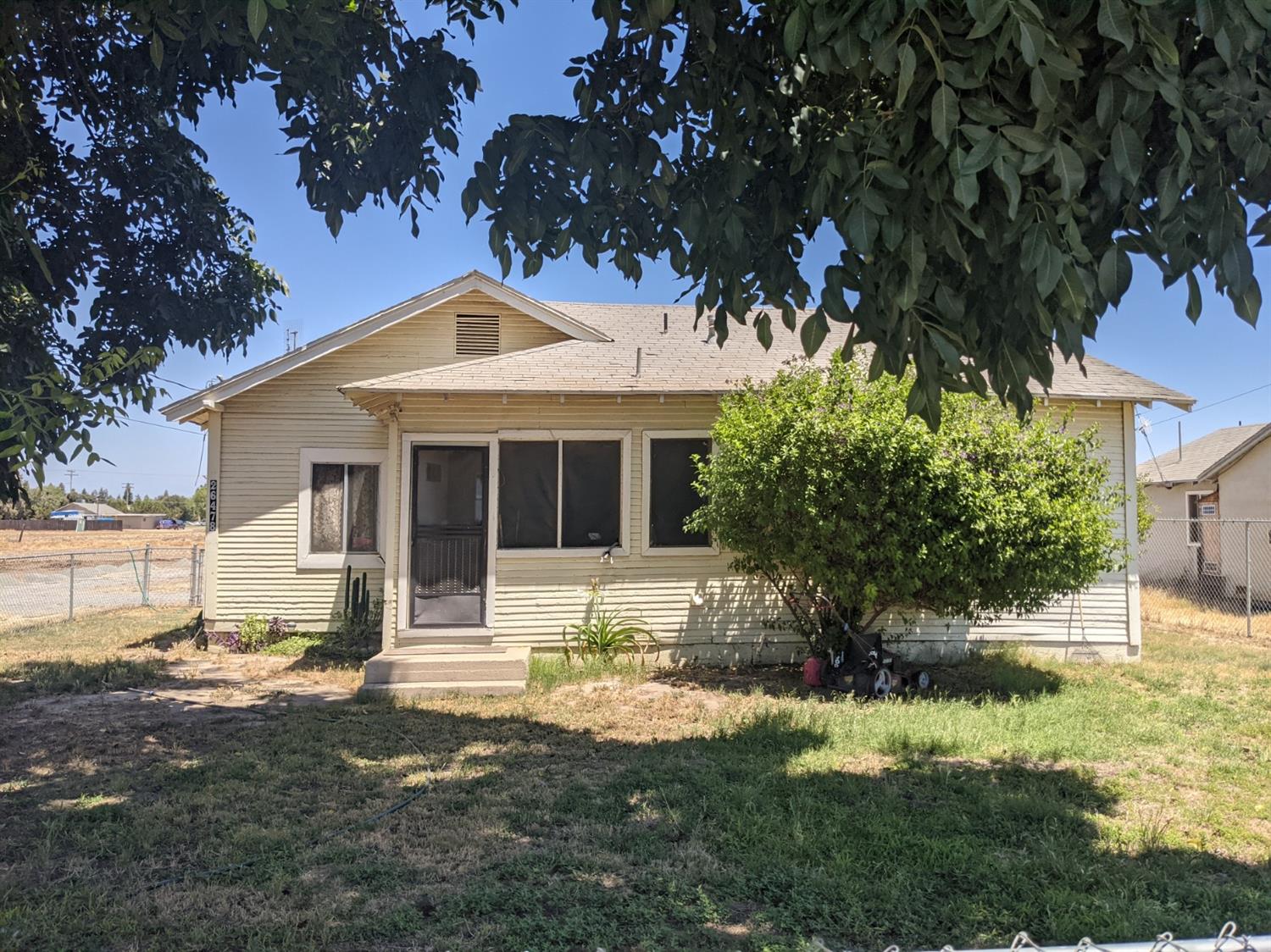 26492 Harrison Road Visalia, CA 93277 - Photo 4 of 29 a front view of a house with a yard