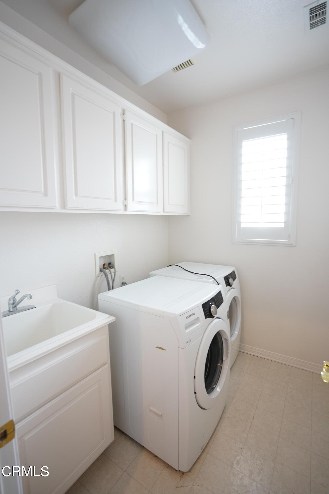 341 Spring Park Road Camarillo, CA 93012 - Photo 23 of 43 a utility room with dryer and washer