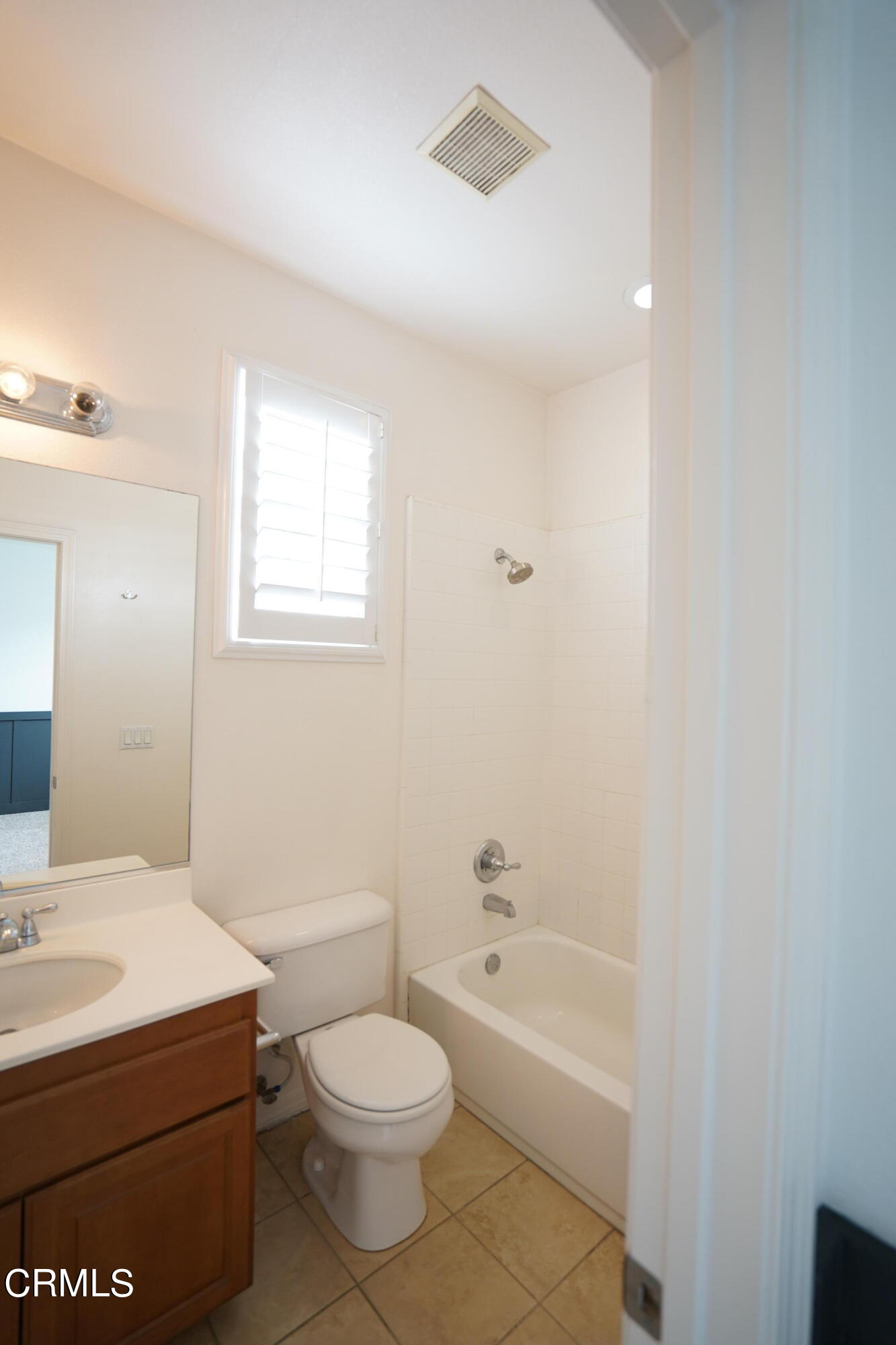 341 Spring Park Road Camarillo, CA 93012 - Photo 33 of 43 a bathroom with a sink a toilet and bathtub