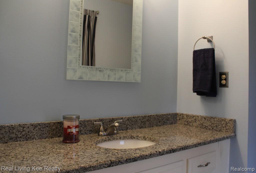 2275 Chippenham Chase Rochester, MI 48306 - Photo 16 of 21 Master Bath