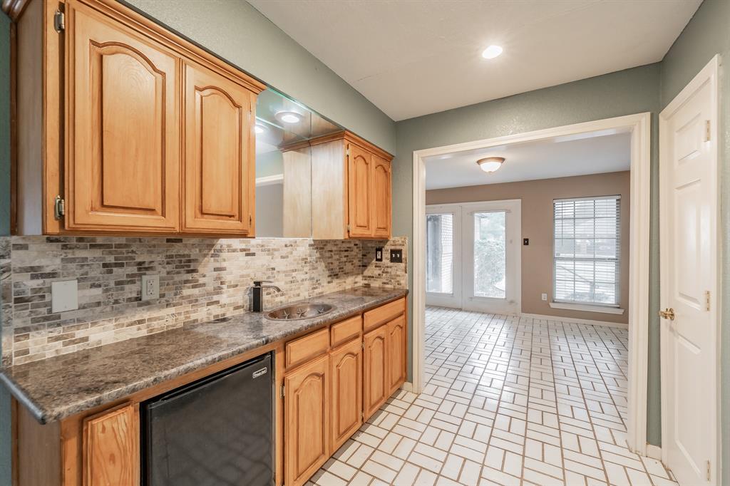 6901 Blake Drive Arlington, TX 76001 - Photo 19 of 40 Wet Bar