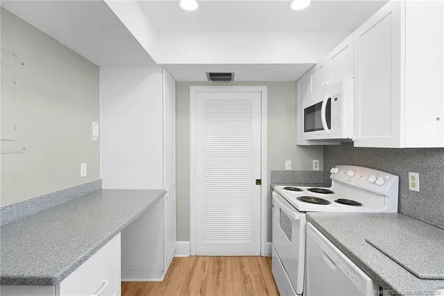 $299,000 | 3482 Northeast Causeway Boulevard, Unit 2101, Jensen Beach, FL 34957