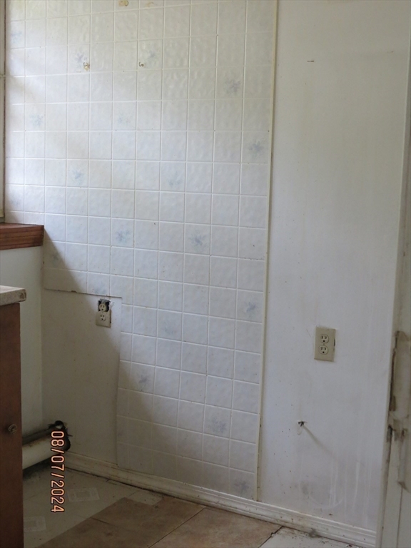 262 Acropolis Road Lowell, MA 01854 - Photo 29 of 31 a bathroom with a shower