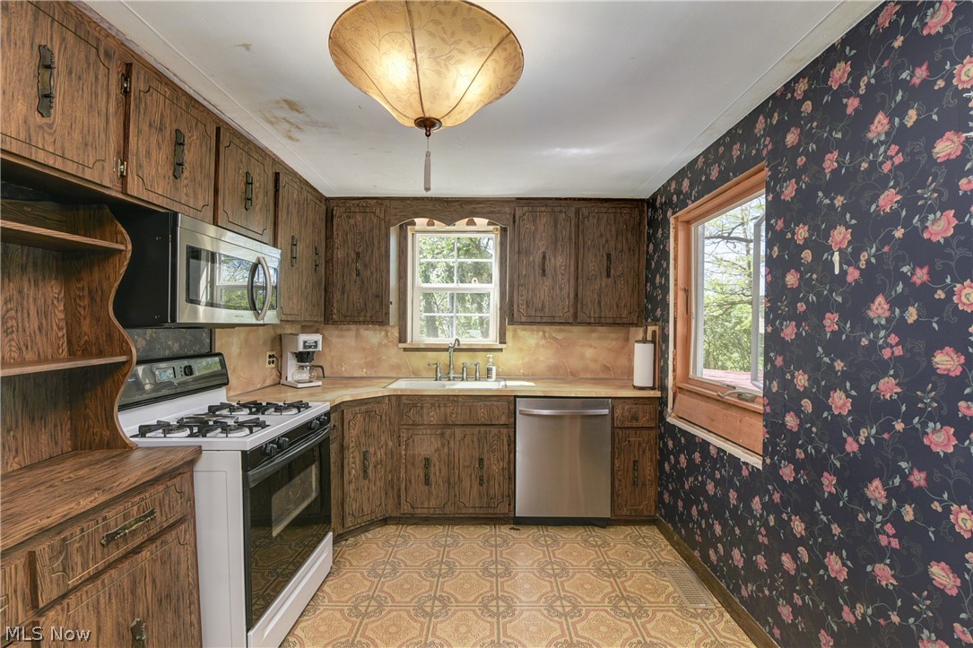343 Bellus Road Hinckley, OH 44233 - Photo 17 of 49 Kitchen