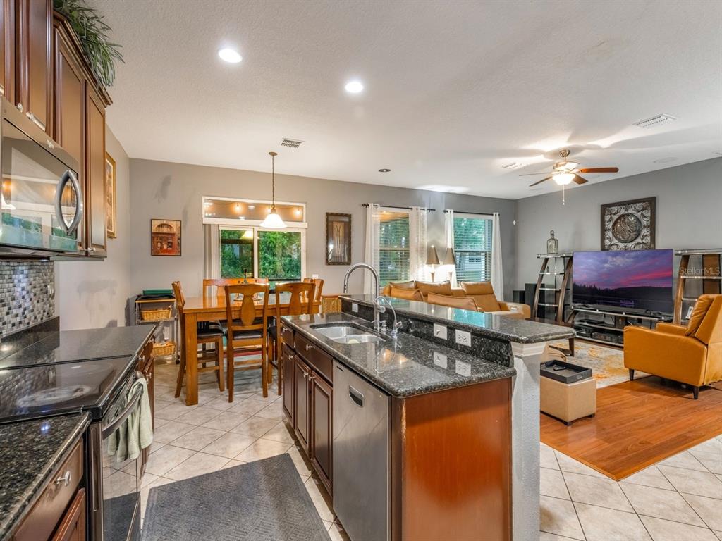 925 Counts Crest Circle Apopka, FL 32712 - Photo 13 of 36 a kitchen with lots of counter top space