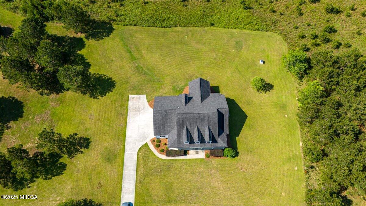 236 Woodland Trail Road Cochran, GA 31014 - Photo 3 of 13 a view of a fountain in front of the house