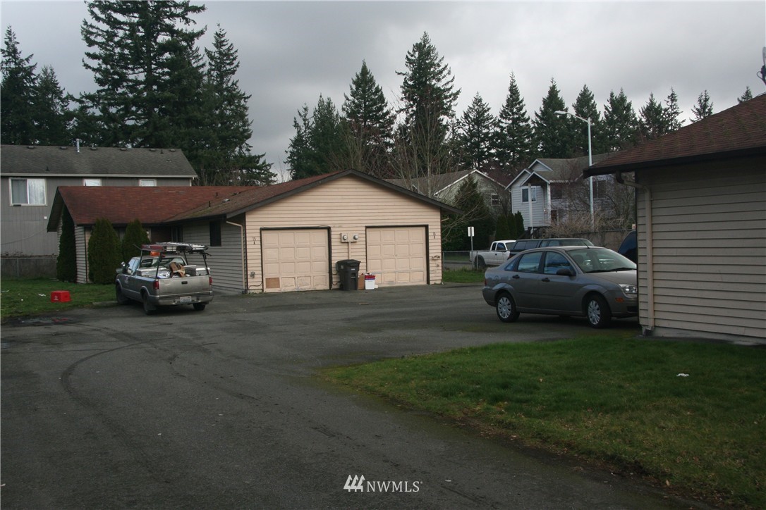 15 Madison Street Everett, WA 98203 - Photo 2 of 8 a view of a car park in front of house