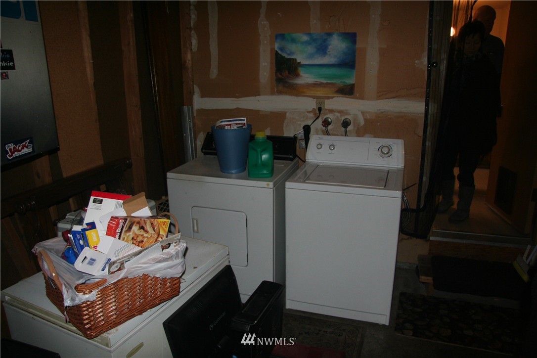 15 Madison Street Everett, WA 98203 - Photo 7 of 8 a bathroom with a sink and a bed