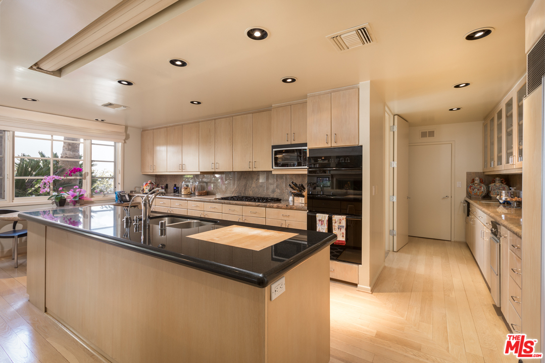 12473 Promontory Road Los Angeles, CA 90049 - Photo 16 of 48