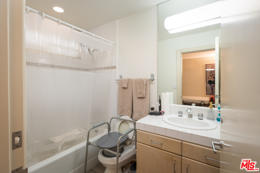 12473 Promontory Road Los Angeles, CA 90049 - Photo 19 of 48