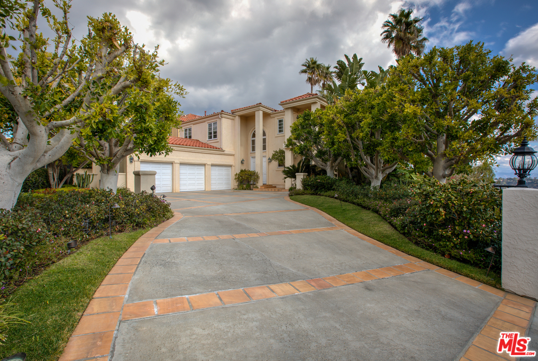 12473 Promontory Road Los Angeles, CA 90049 - Photo 3 of 48