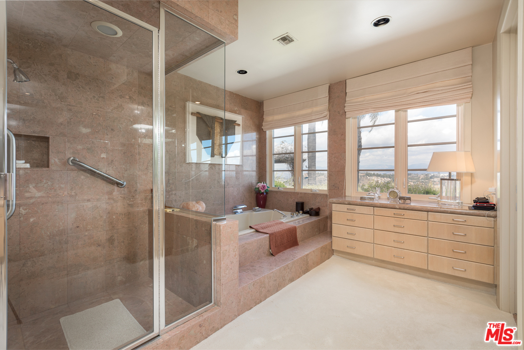 12473 Promontory Road Los Angeles, CA 90049 - Photo 33 of 48