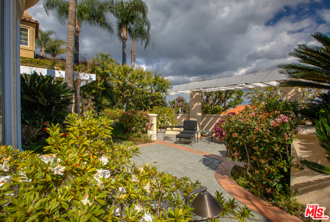 12473 Promontory Road Los Angeles, CA 90049 - Photo 39 of 48