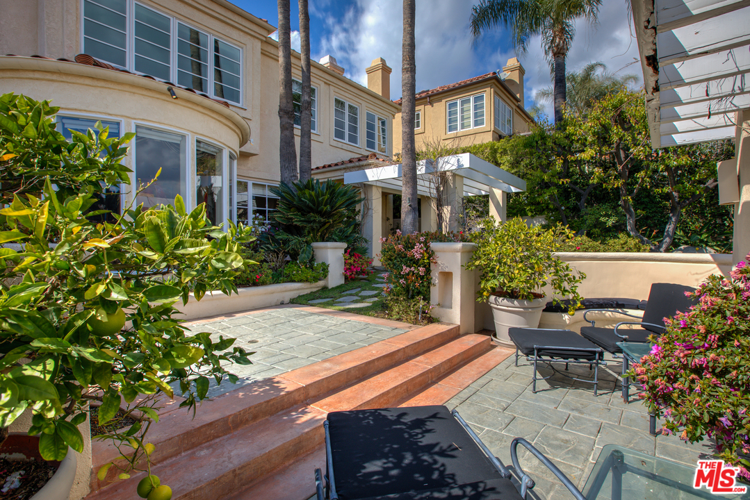 12473 Promontory Road Los Angeles, CA 90049 - Photo 43 of 48