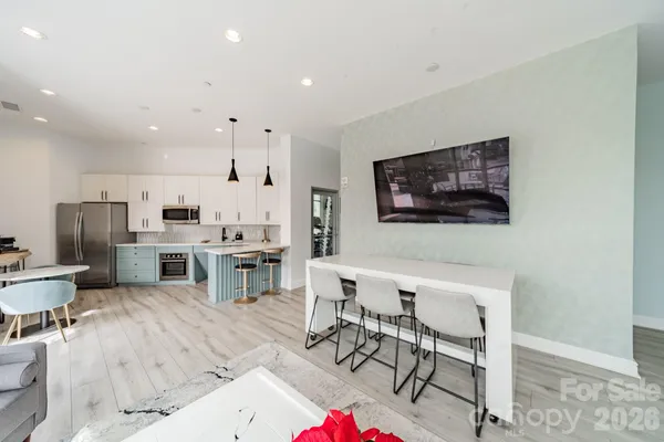 $654,000 | 333 West Trade Street, Unit 1200, Charlotte, NC 28202