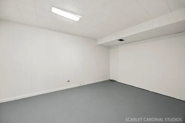 a view of backyard of the house