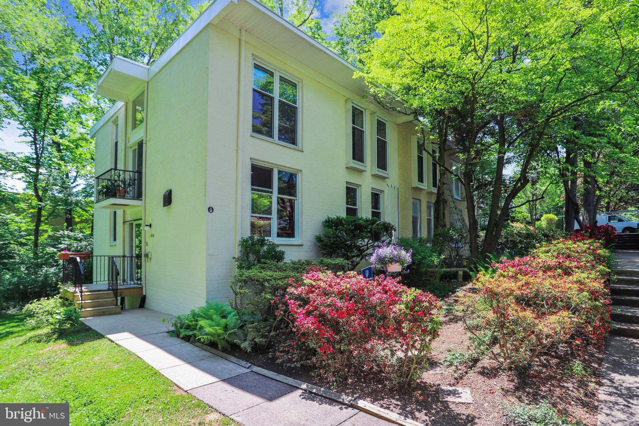 1658 Wainwright Drive Reston, VA 20190 - Photo 4 of 103 Front View