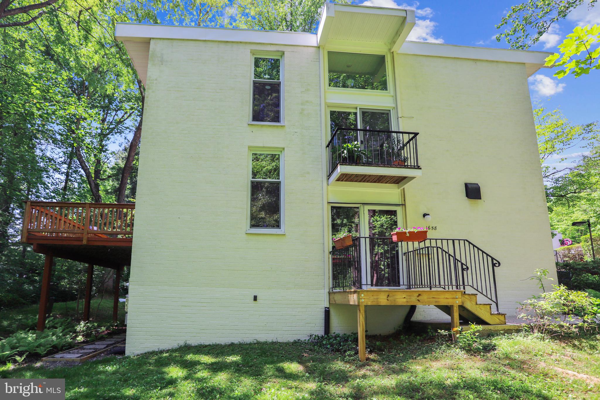 1658 Wainwright Drive Reston, VA 20190 - Photo 8 of 103 Front View