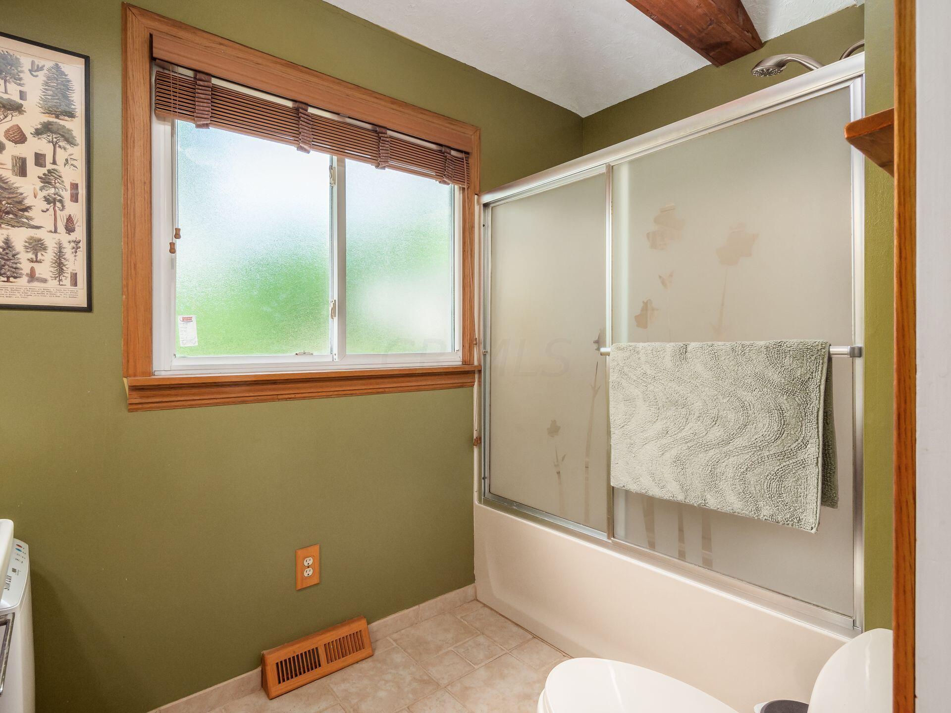 1700 Demorest Road Columbus, OH 43228 - Photo 12 of 60 Full Bath with Tub/Shower Combo