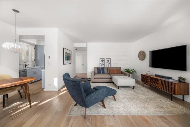 a en suite bathroom with a double vanity sink and a mirror