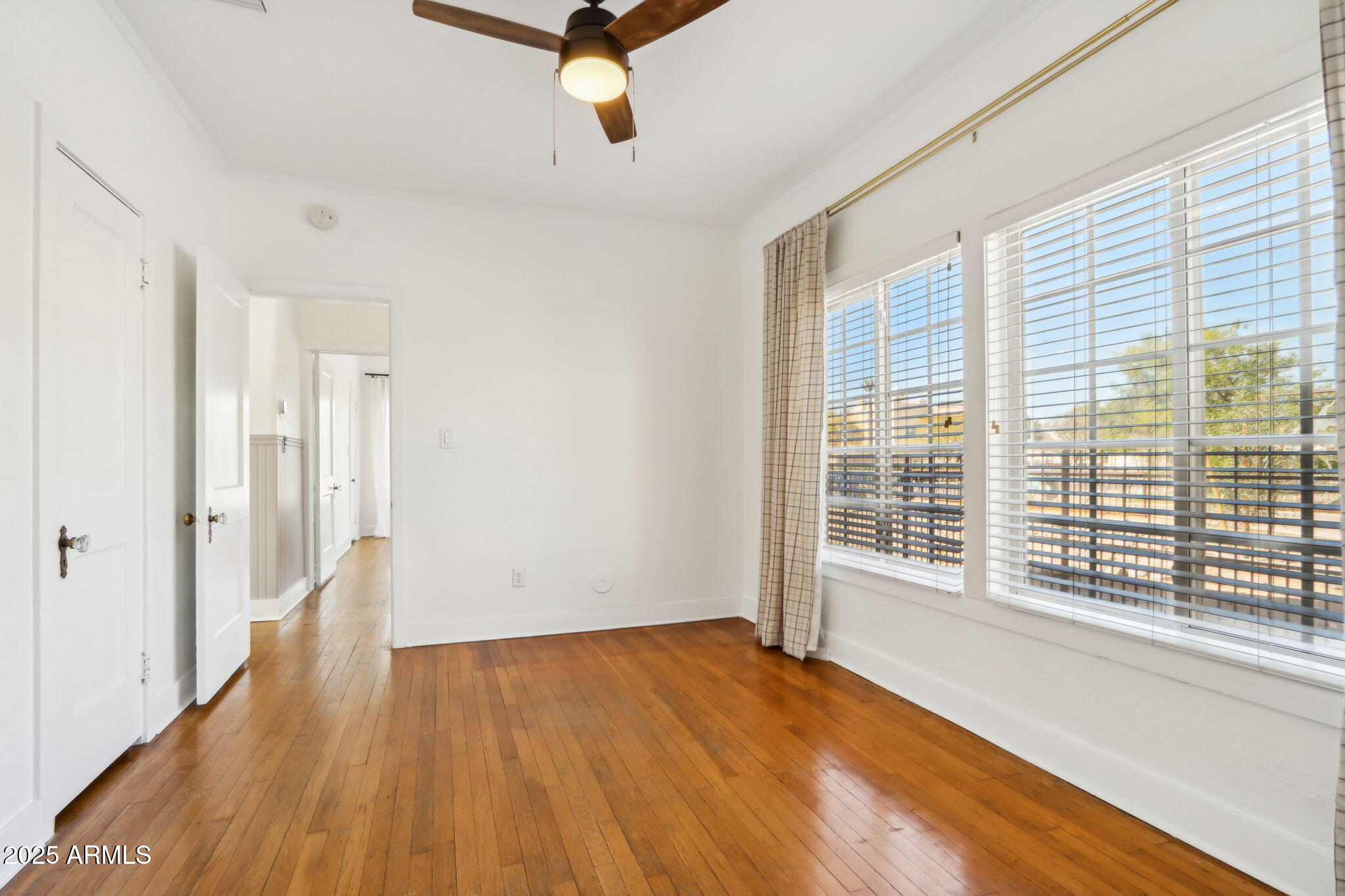 2237 North 9th Street Phoenix, AZ 85006 - Photo 21 of 29 a view of a livingroom with wooden floor and a window