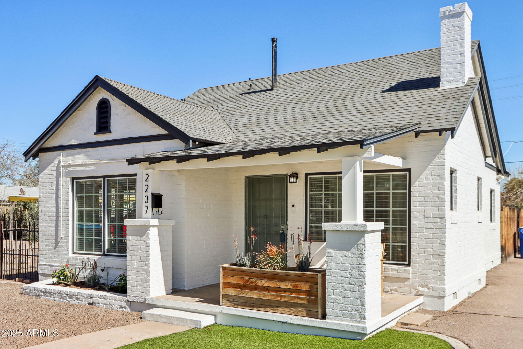 2237 North 9th Street Phoenix, AZ 85006 - Photo 2 of 29 a front view of a house with garden