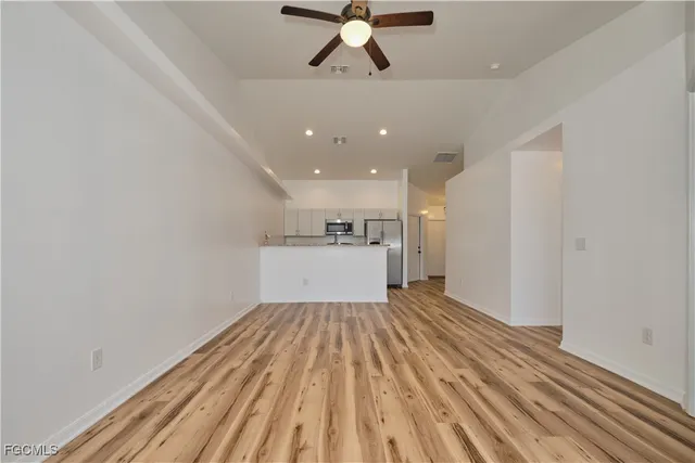 a view of a livingroom with a workspace